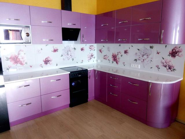 Угловая кухня с радиусными фасадами