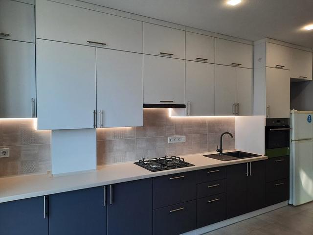 Прямая контрастная кухня