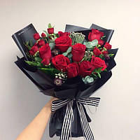 Букет из 11 красных роз с брунией и эвкалиптом