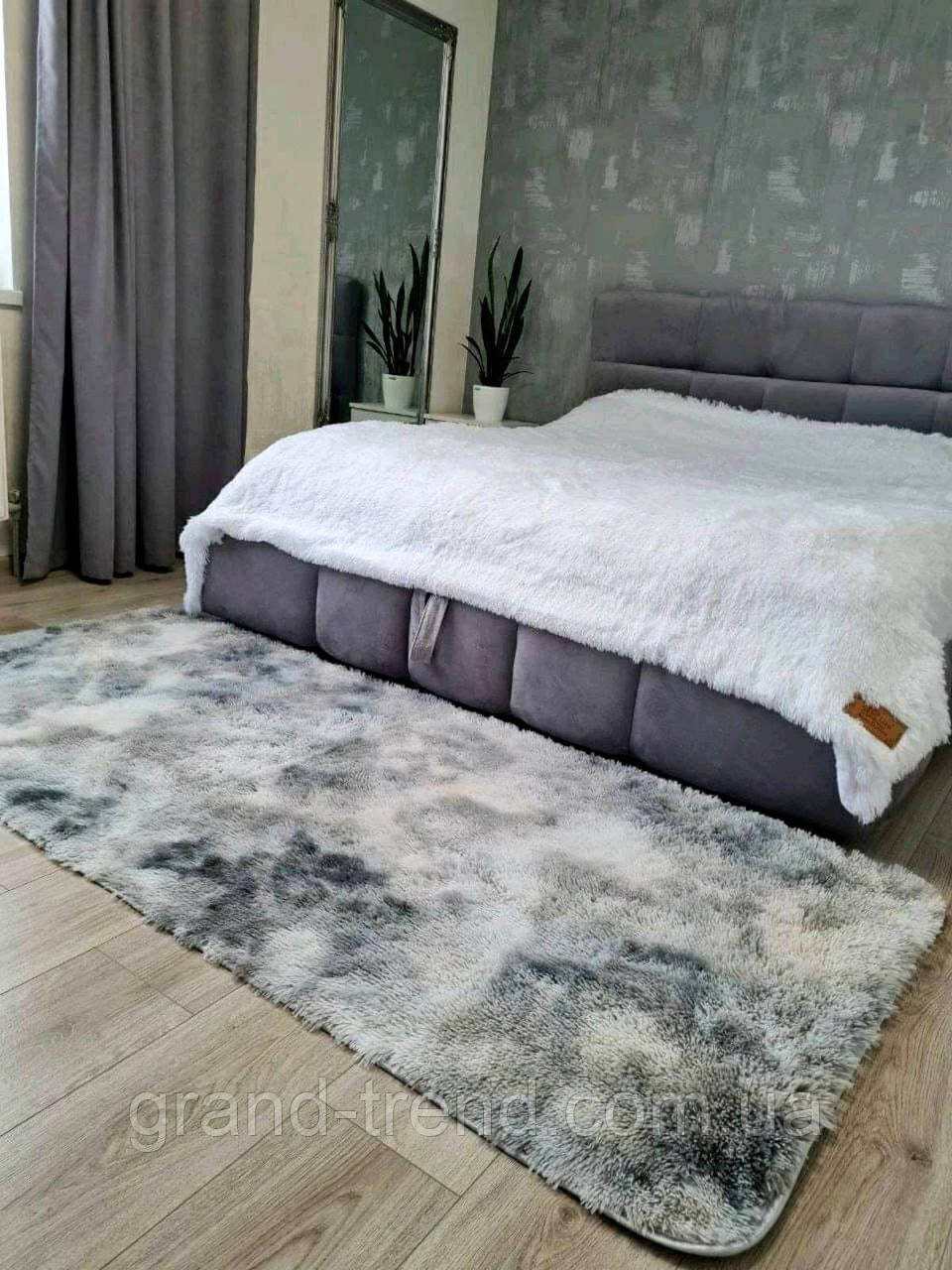 Хутряний килимок на підлогу світло-сірий