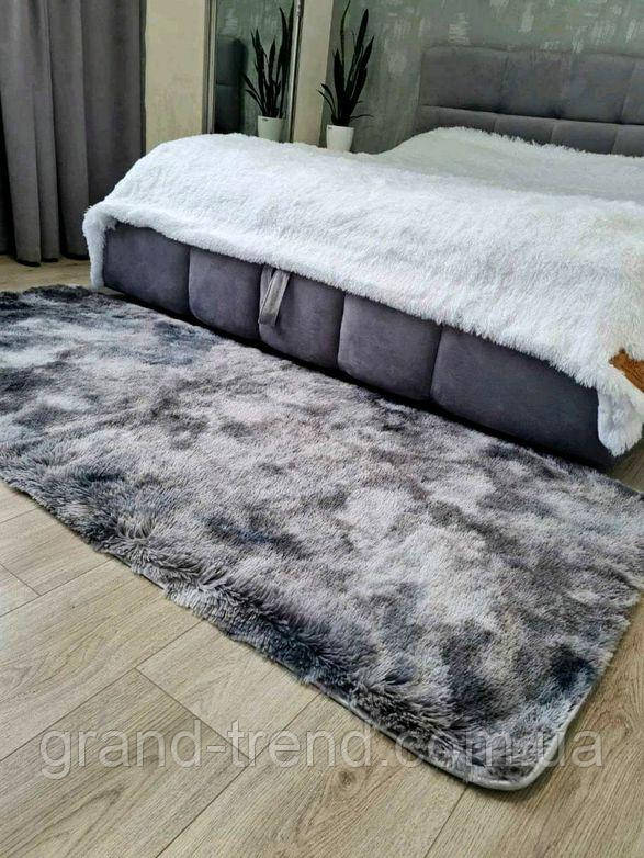 Хутряний килимок на підлогу сірого забарвлення