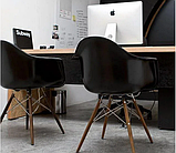 Пластикове крісло Тауер-Вуд чорне ніжки дерев'яні, фото 3