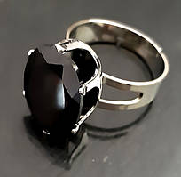 Кільце під срібло з чорним фіанітом. Діаметр кільця: 2 см. Безрозмірне з 18 р.