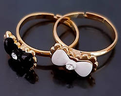 Каблучка з білою емаллю. Позолота. Камені: білий циркон. Є: 17 р роз'єм