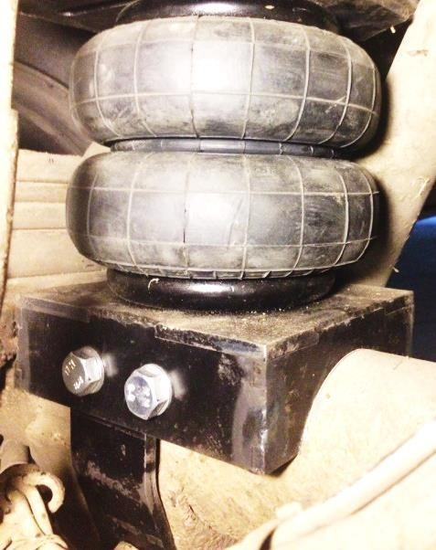 Розташування пневмоподушки відповідно верхнього кронштейну