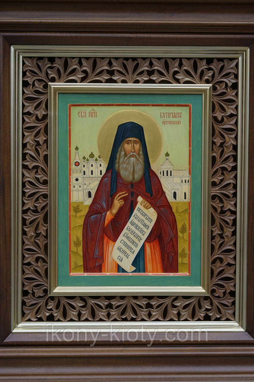 Кіот з різьбленою рамою.