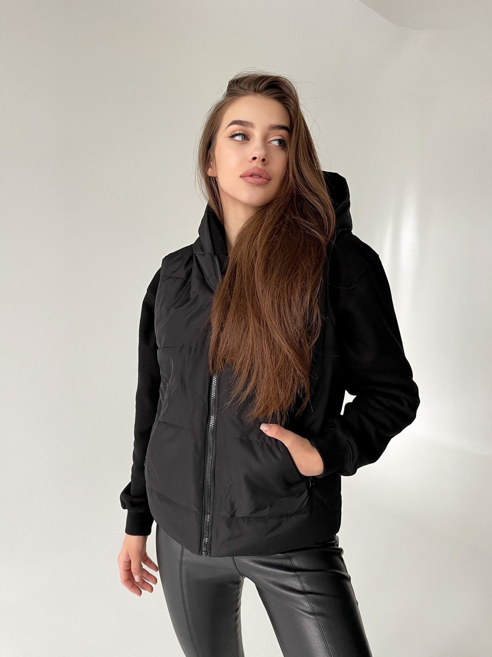 Плащевый стьобаний жилет на силіконі з капюшоном і кишенями, на блискавці (р. 42-52) 651455, фото 1