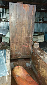 Пресс имеет усилие прессования 135 тонн