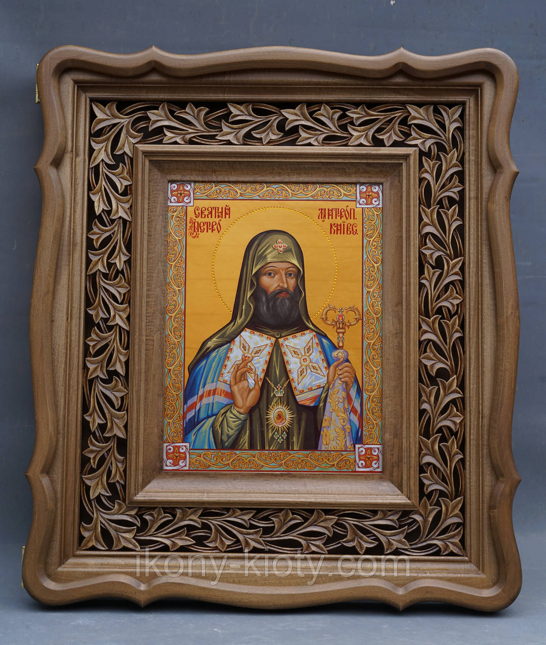 Кіот з різьбленим позолоченим рамою.