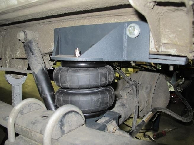 Встановлення пневмоелемента з нижнім брекетом на місце