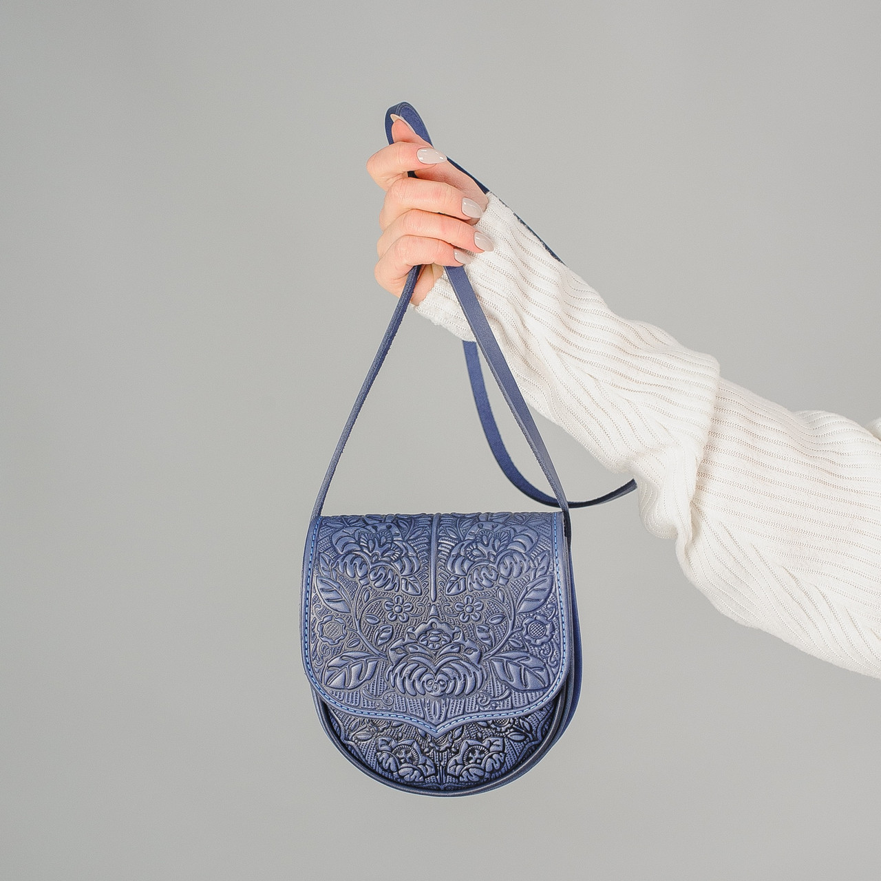 Шкіряна жіноча міні-сумочка з тисненим орнаментом "Петриківка", синього кольору, 16×19×6 см, фото 1