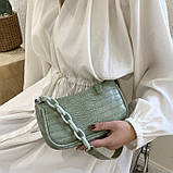 Жіноча класична маленька сумка багет на ланцюжку ремінці рептилія зелена оливкова хакі, фото 3