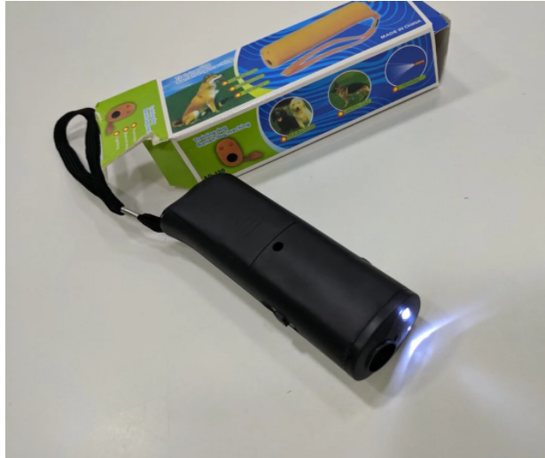 Ультразвуковий відлякувач собак AD-100 + ліхтарик (KG-1173)