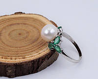Кольцо серебряное "Очарование" с жемчугом и изумрудами 925 пробы.
