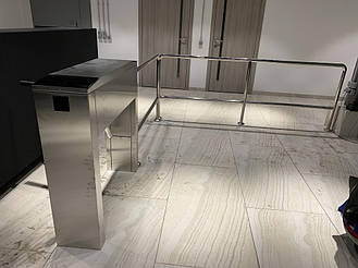 Установлен турникет полуростовой Турникет- трипод TWIX,