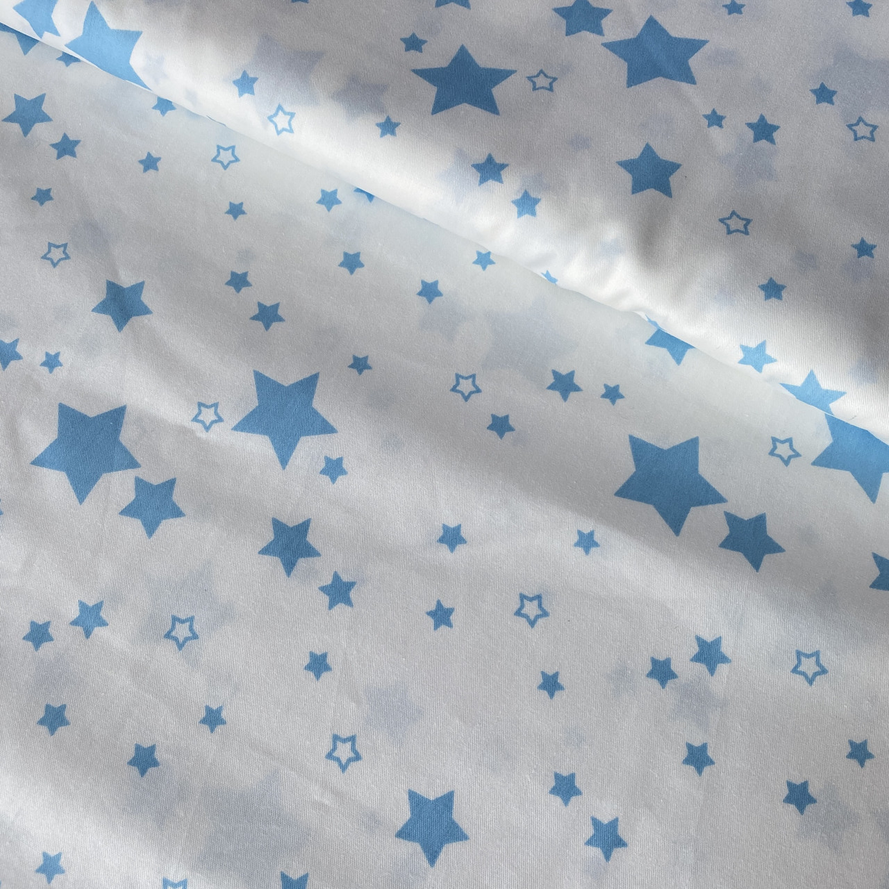 Сатин з блакитними зірками на білому тлі, ширина 160 см