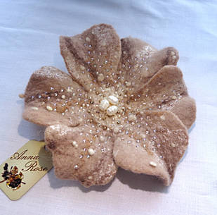 Повстяна брошка бежева квітка ручної роботи з перлами "Капучіно"
