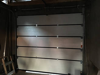 Установлены секционные ворота Doorhan в цвете Ral 8014 размер панели - S 