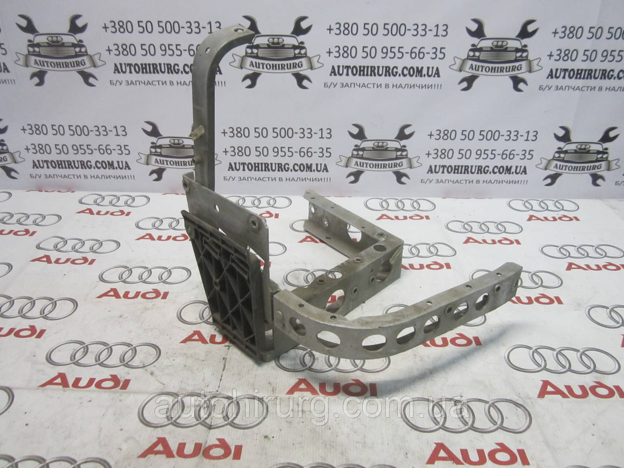 Правий кронштейн переднього бампера audi a8 d2 (4D0821138)