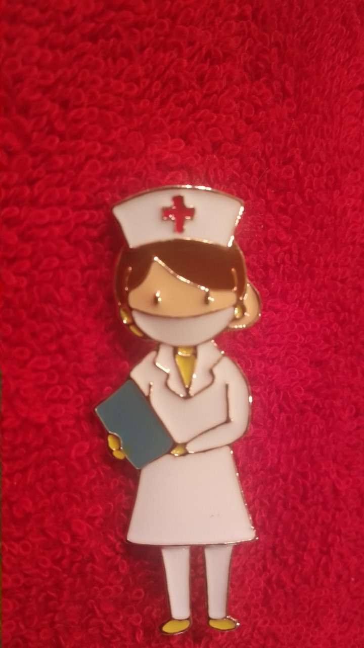 Медицинская брошь брошка врач доктор медик медсестра в маске знак значок металл эмаль - фото 4 - id-p1358118059
