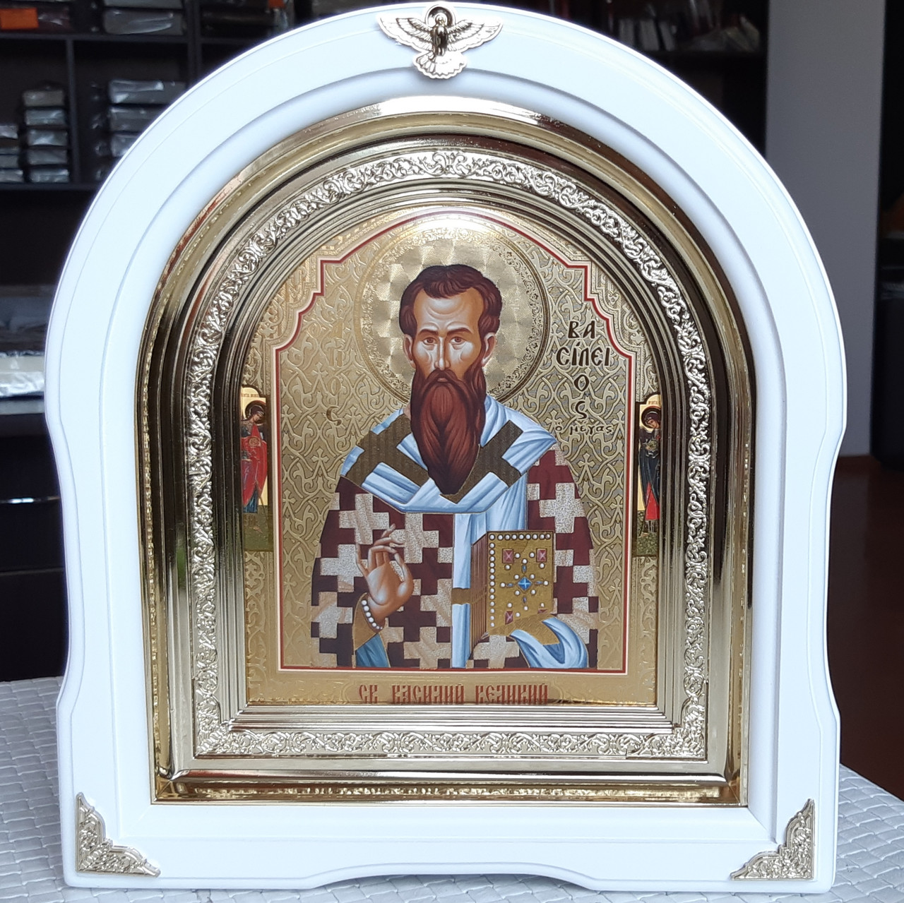 Икона Святой Василий Великий в белом арочном киоте с декор. уголочками, размер киота 28*25см - фото 1 - id-p1358151509