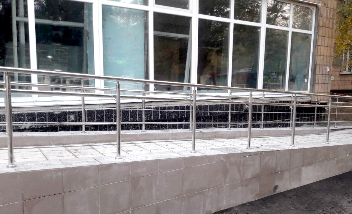 Огородження пандуса з нержавіючої сталі AISI 304, поручень Ø 42 мм, стійка Ø42 мм, 3 ригелі Ø12 мм, Біла Церква