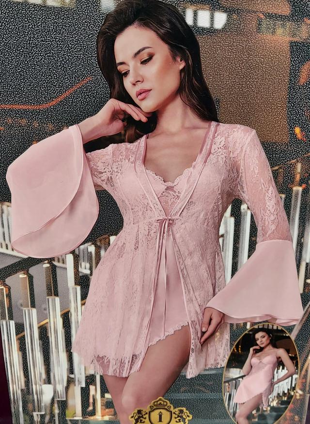 фотографія жіночий пеньюар пудрового кольору з гіпюровим халатом