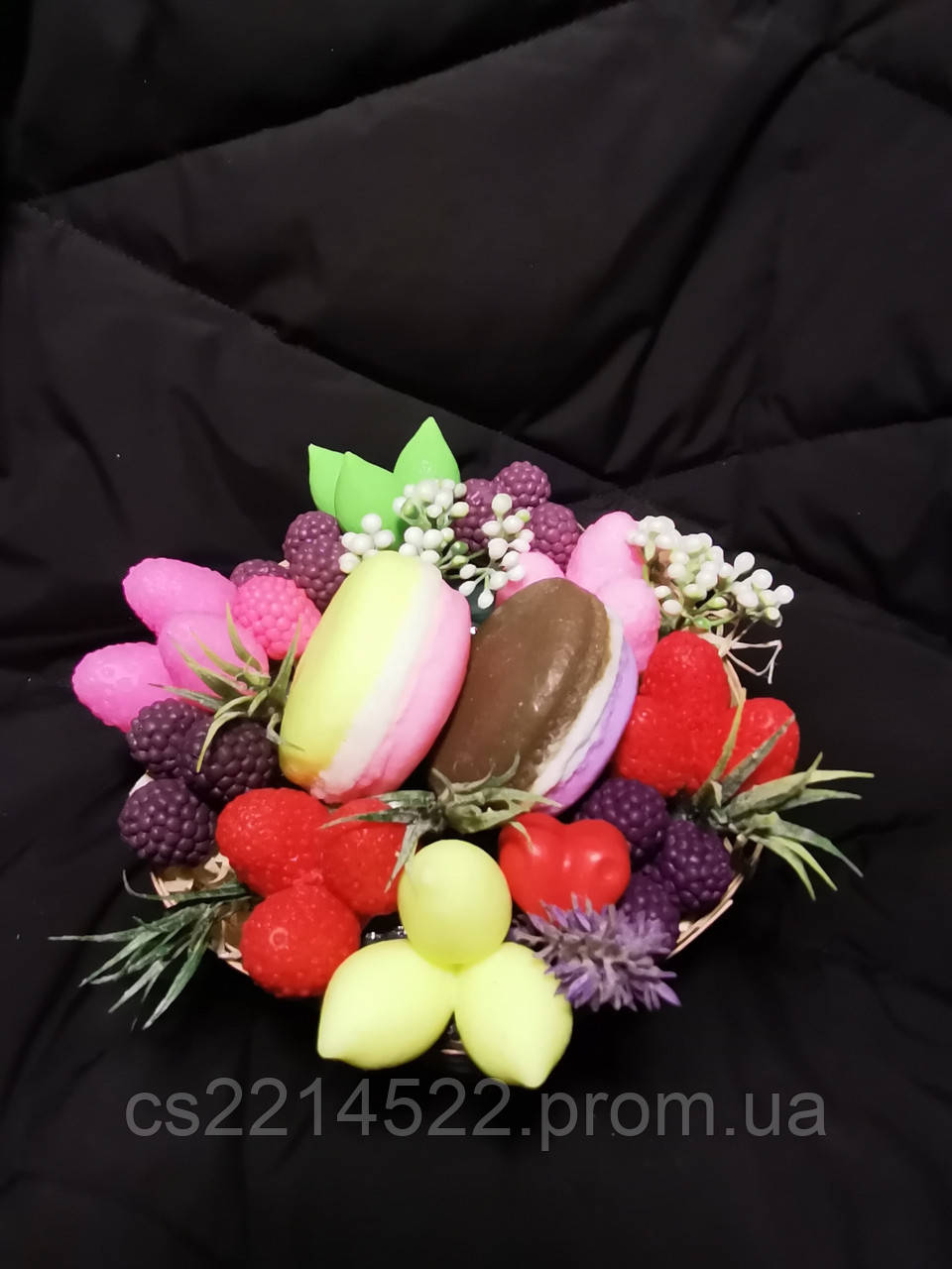 Композиція з мила Кошик мильних ягід і макарун., фото 1