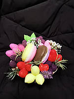 Композиція з мила Кошик мильних ягід і макарун.