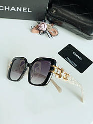 Сонцезахисні окуляри Chanel прямокутної форми з білим перламутровим оправою