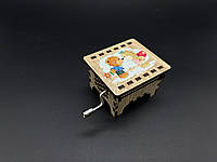 Детская музыкальная шкатулка с заводным механизмом маленькая Мишки 6х5см светлое дерево