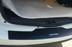 Накладка на бампер з загином для Renault Logan MCV з 2013 р. (Carbon)