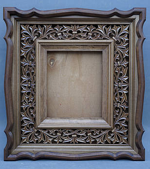 Кіот для ікони з внутрішньої різьбленою рамою.