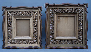 Кіоти для ікон з різьбленими рамами.