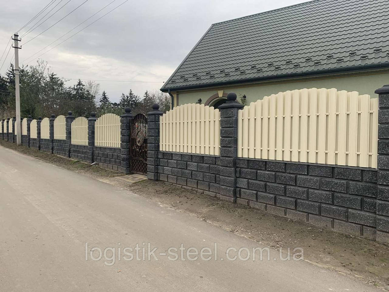 Паркан металевий Штахетник глянцевий двосторонній висота 1,2м бежевий RAL 1015 (слонова кістка)