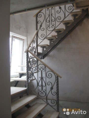 Металеві сходи в будинку