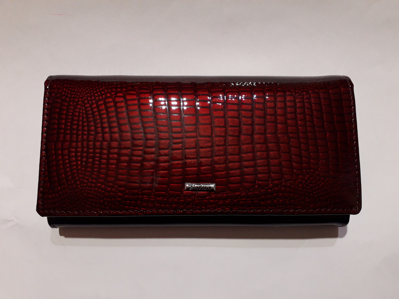 Гаманець шкіряний жіночий бордовий лаковий рептилія на кнопці із монетницею всередині Balisa В826-16