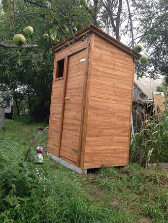 Туалет дерев’яний, душові кабіни