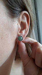 Срібні сережки -пуссети від Хартов з зеленим авантюрином