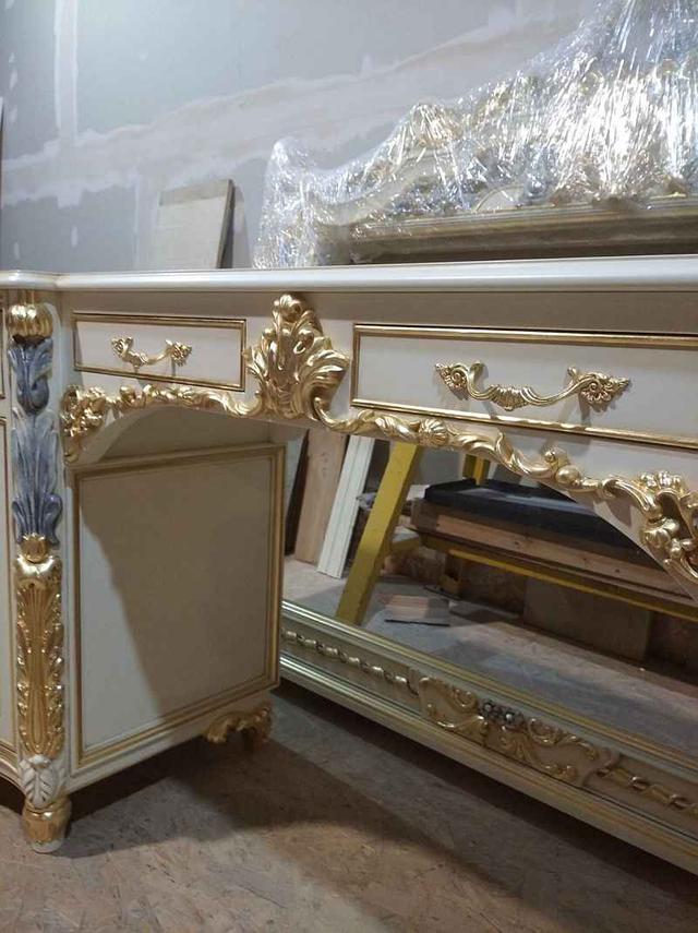 Меблі з золотою поталлю