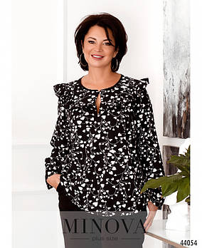 Яскрава блуза з рюшами на грудях і декором на напівкруглому вирізі з 44 по 54 розмір
