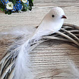 Пташка біла 20 см із хвостиком дивиться в бік, фото 6