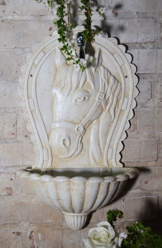 Декоративный садовый чугунный настенный фонтан "Лошадь"