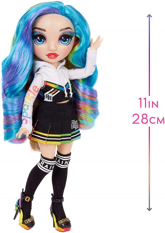  Кукла Рейнбоу Хай серия 2 Амая Рэин Rainbow High S2 Amaya Raine Fashion Doll 572138EUC c аксессуарами для кукол, отличный подарок для детей 6-12 лет Кукла Rainbow High S2 – Амая Рэин  Куклы для девочек Rainbow High завоевали признание и любовь детей по всему миру! Яркие, разноцветные и стильные – они стали настоящим феноменом в мире модных кукол. В новой коллекции тебя ждут 6 новых образов, которые основаны на радужных оттенках! Собери их всех, чтобы создать свою модную и стильную радугу!  Амая Рэин – кукла с длинными волосами и по-настоящему радужной прической! Разноцветные пряди дадут отличную возможность для создания оригинальных и необычных причесок! А украшения помогут дополнить модный и яркий образ и сделать куклу центром внимания окружающих! Так что когда все куклы для девочек соберутся вместе, она точно не затеряется среди других!  Особенности:  полная артикуляция куклы длинные роскошные волосы, которые можно расчесывать для создания разных причесок 2 комплекта одежды для куклы – выбирай любой! невероятно красивые и выразительные стеклянные глаза с «настоящими» ресницами модные аксессуары (туфельки, сумочка, серёжки), которые помогут разнообразить внешний вид     В набор входят:  кукла худи футболка 2 укороченных топа пояс 2 юбки пара носочков 2 пары обуви расческа 2 вешалки подставка. Рекомендовано для детей в возрасте от 3 лет.       Соберите все 6 кукол цветов Радуги (Cheer fashion dolls): Руби Андерсон Ruby Anderson,  Поппи Роуэн Poppy Rowan,  Санни Мэдисон Sunny Madison,  Джейд Хантер Jade Hunter,  Скайлер Брэдшоу и Вайолетта Skyler Bradshaw & Violet Willow       Rainbow High - это коллекция кукол от MGA Entertainment, создателей других ваших любимых брендов, таких как куклы LOL OMG Surprise, LOL Surprise Remix, Na Na Na Surprise и Poopsie Slime Surprise.