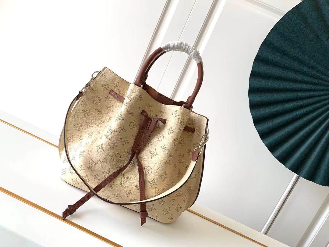 Сумка жіноча Louis Vuitton шкіри Mahina (Луї Віттон)