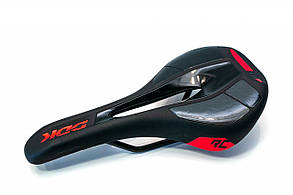 Сідло спортивне з отвором DDK 3735 272*140 чорне з червоним (чорний з червоним)