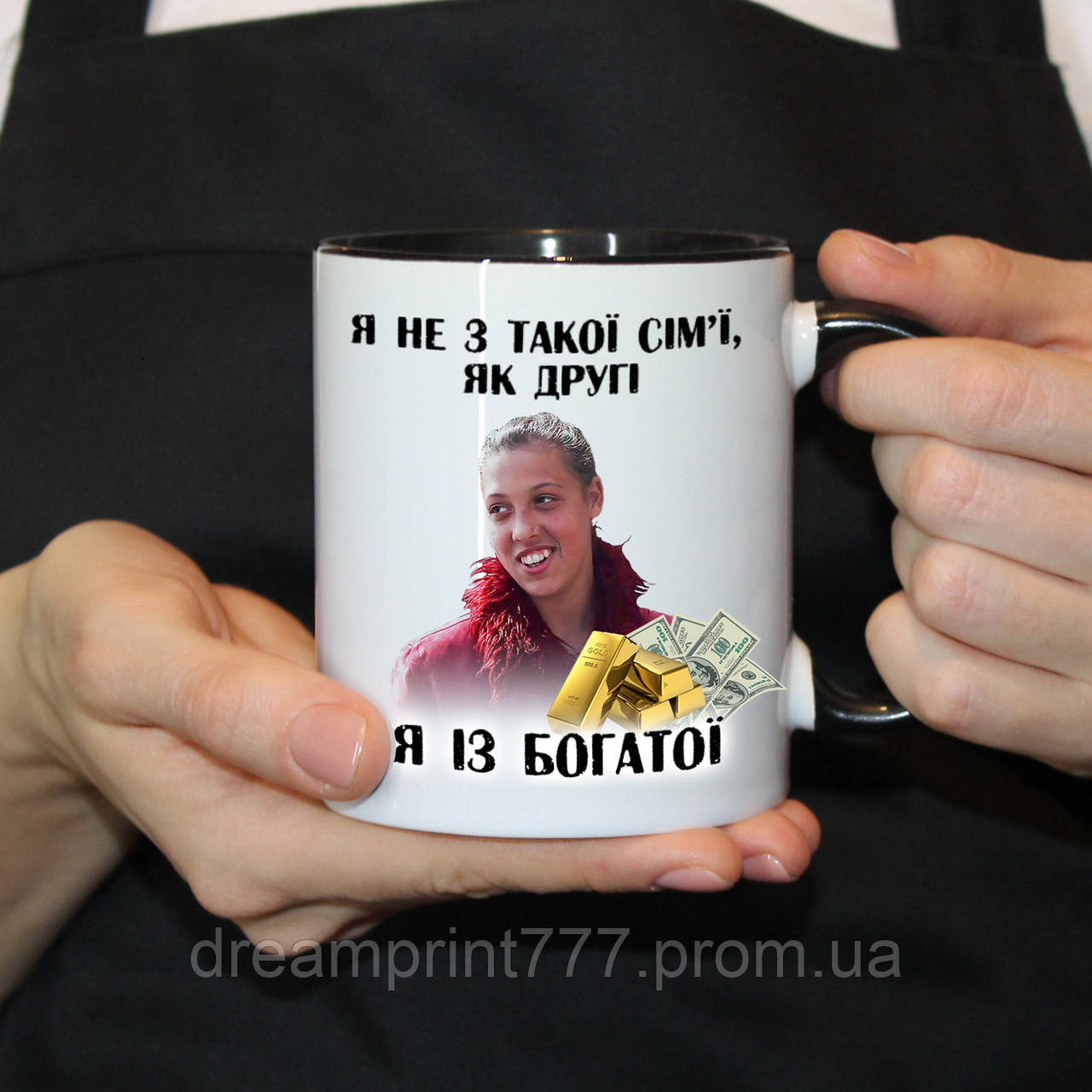 Кружка-мем "Я не з такої сім'ї, як другі, я із богатої" чорна ручка і серединка, фото 1