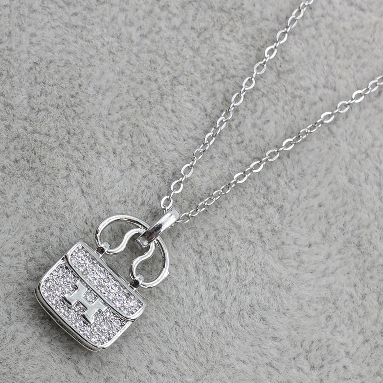 Жіночий кулон сріблястого кольору на ланцюжку з неіржавкої сталі Stainless Steel Остін 10х15 мм