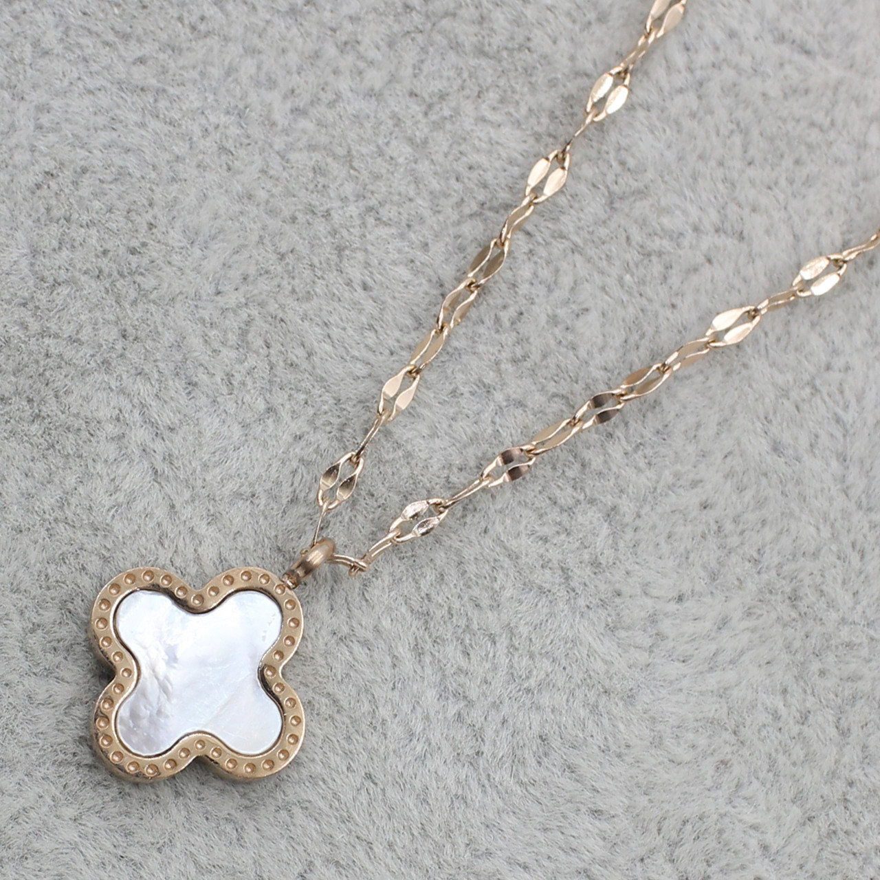 Жіночий кулон на ланцюжку з неіржавкої сталі Stainless Steel Ван Кліф 12х12 мм чорний із червоним