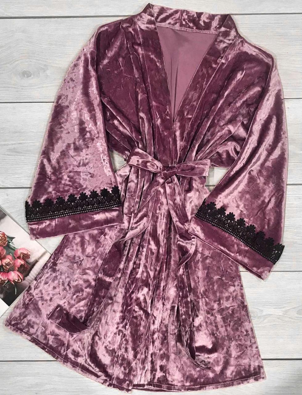 Рожевий велюровий халат із бавовняним мереживом.